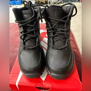BRAND NEW NIKE MANOA BLACK BOOTS - KIDS SIZE 2!!